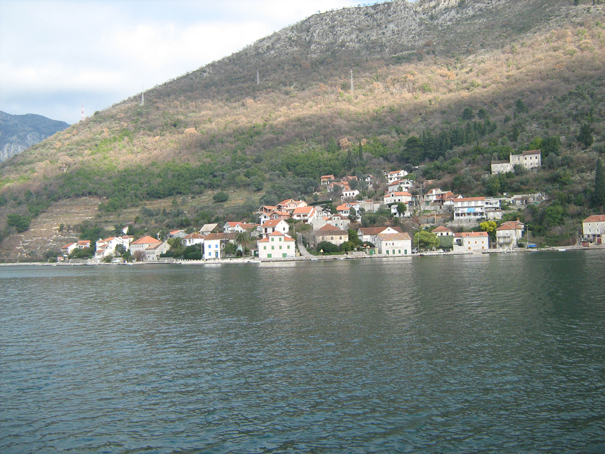 Boka Kotorska - pogled sa trajekta (Crna Gora) 140 A.jpg